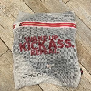 SheFit Black Ultímate Luxe adjustable sports bra